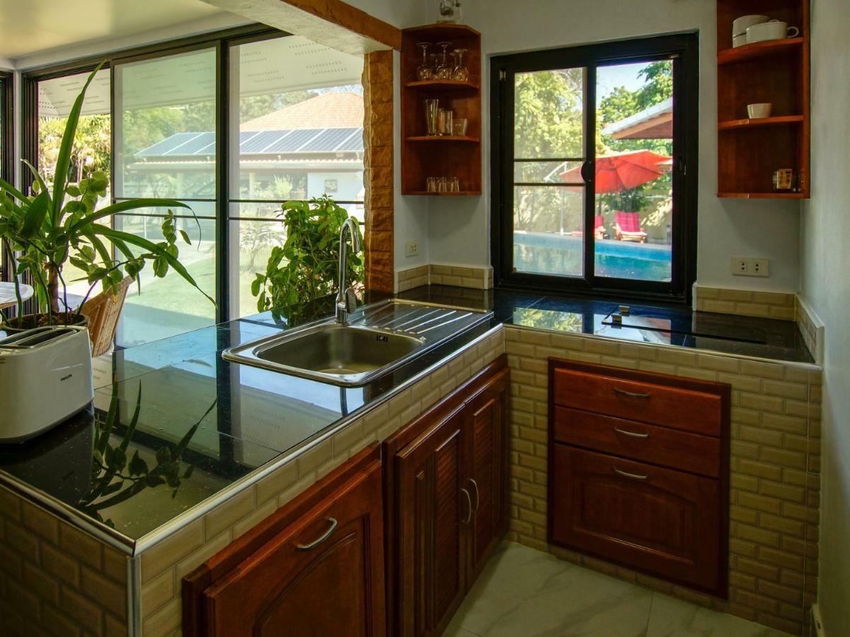 Tina'S Living Paradise - Guesthouses With Private Pool 반 페 외부 사진